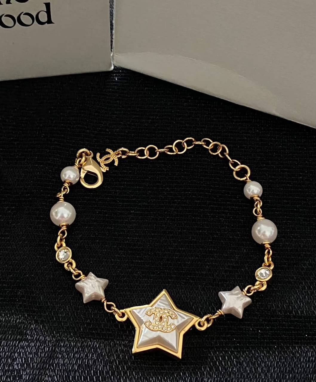 CHANEL 
Necklace 😍
Earring 🐦‍🔥
Bracelet 🦋
Master quality 💯
With normal boxes 🗃️ 
140 dhs🇦🇪🇦🇪

With master box 📦 
170 dhs🇦🇪🇦🇪

Zain216
♥️♥️♥️