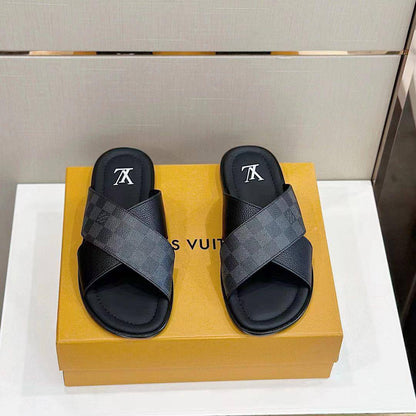 NEW CAME 

LV MEN SLIPPER 
GOOD QUALITY 

110 dhs🪙🌨️

40 to 45 size 

Zain40
♥️♥️♥️