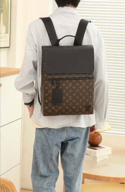 LV Backpack 
Good Quality 
105 dhs🪙🌨️

Zain250
♥️♥️♥️