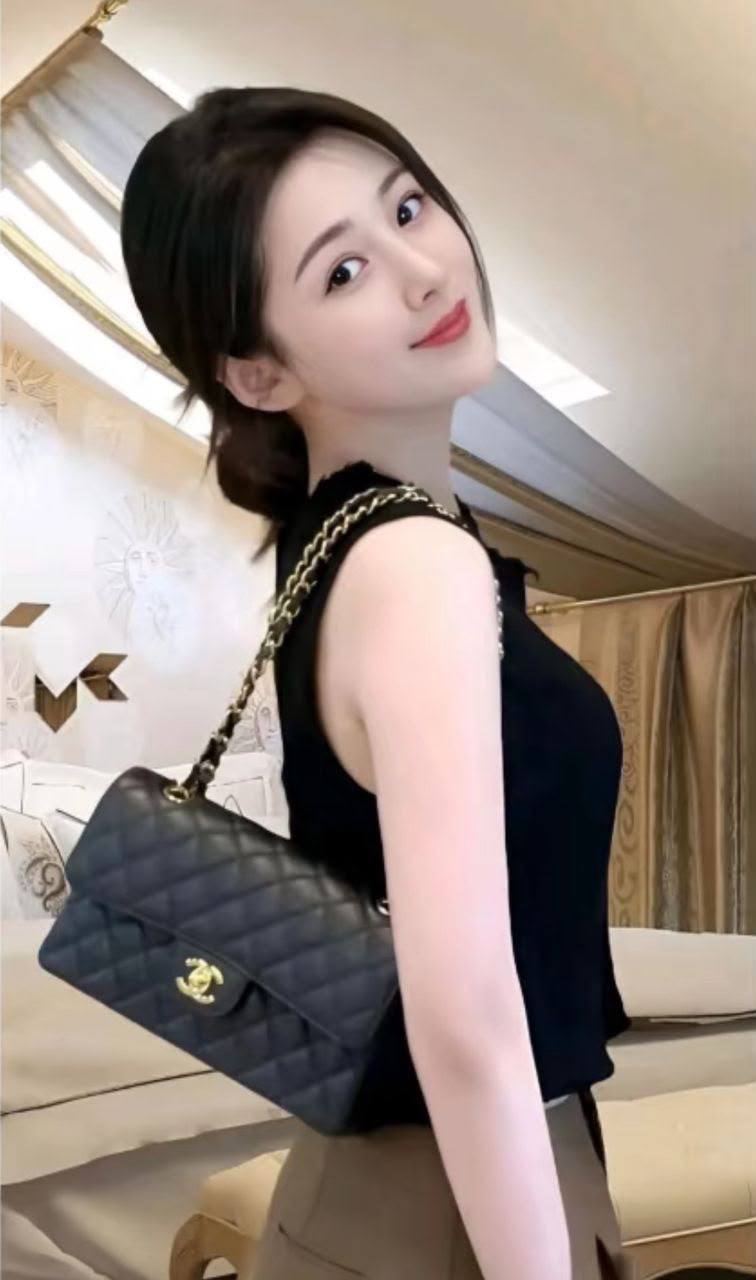 Chanel
120 dhs✅
Size：25cm
Good-quality with box

Zain35
♥️♥️♥️