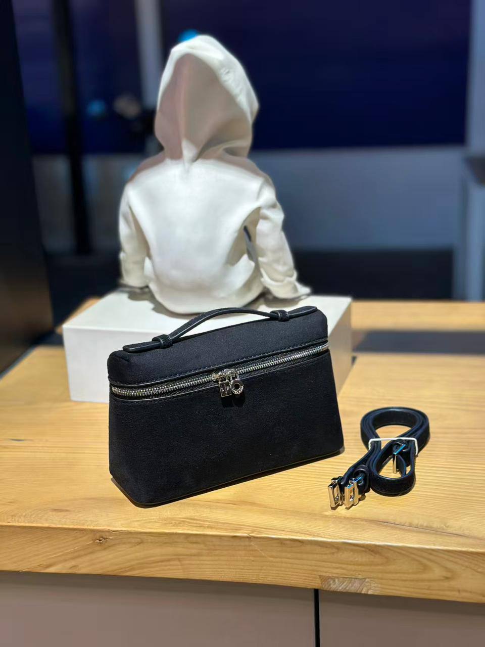 Loro Piana

with box
🎁🎁🎁

80 dhs🪙🌨️

Zain143
♥️♥️♥️