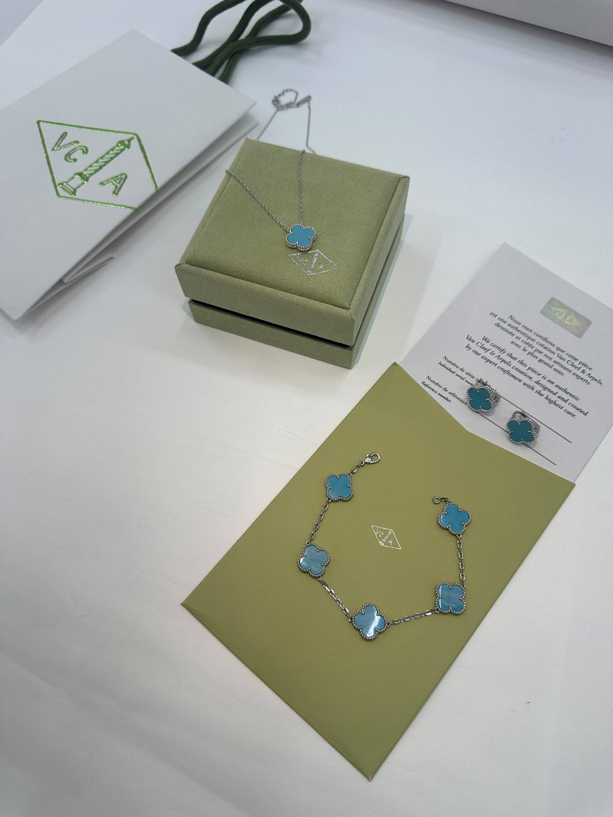 Van Cleef & Arpels🔥 Medium size🦋

 Necklace 💥
 Earring 🍁
 Bracelet 🔥

 Master quality 💯 
With normal boxes 🗃️ 
200 dhs🇦🇪🇦🇪

 With master box 🗃️
220 dhs🇦🇪🇦🇪

Zain216
♥️♥️♥️