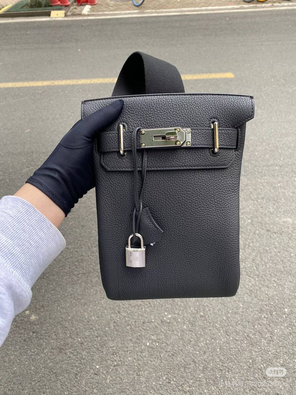 Hermes 
Master
450 dhs🪙🌨️
#18cm*26.5cm
#with box💕🙋‍♂️💁‍♂️

Zain228
♥️♥️♥️