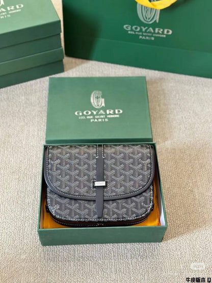 GOYARD
Size     22×17×9cm

90 dhs🪙🌨️

Withbox
🎁🎁🎁

Zain04
♥️♥️♥️
