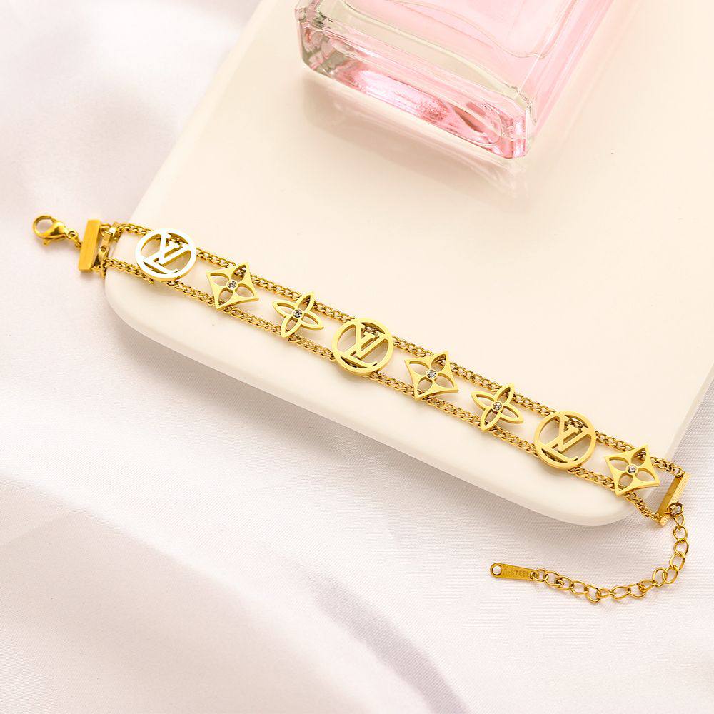 New arrival LV luxury bracelet 
Stainless steel with 18k gold plated 
45 dhs🪙💚 / pc without box 
55 dhs🪙💚 / pc with LV box and paperbag

Zain243
♥️♥️♥️