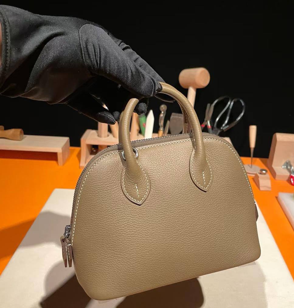 Hermes
Size :    25cm
100 dhs✅
withbox
high quality

Zain04
♥️♥️♥️