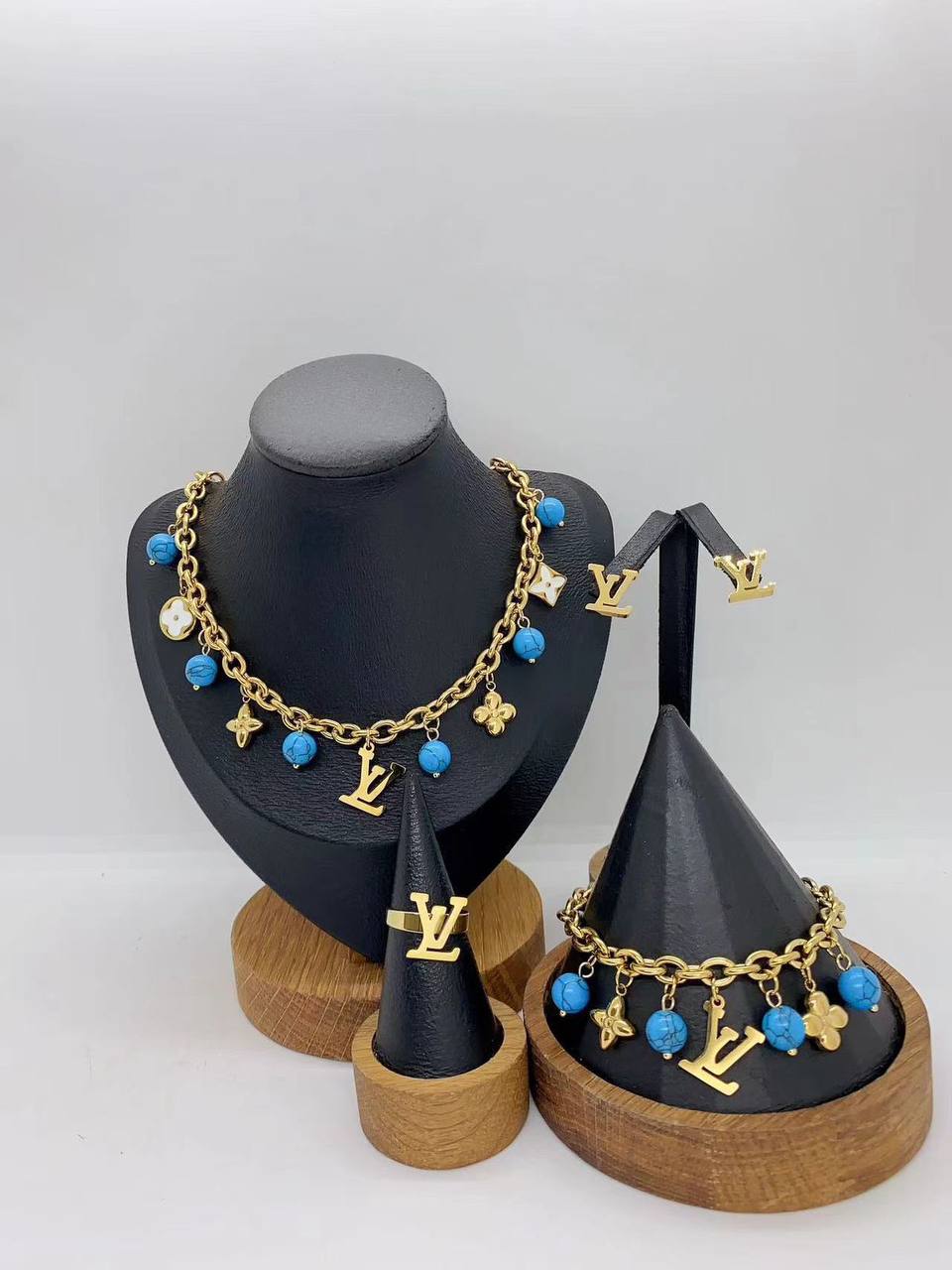 Stainless steel SET 💯*
Necklace ❤️‍🩹
Earring 🍁
Breslat ❣️
Ring 💍 free size
With normal boxes 📦 
And paper bag 🛍️
45 dhs🪙🌨️

Zain216
♥️♥️♥️