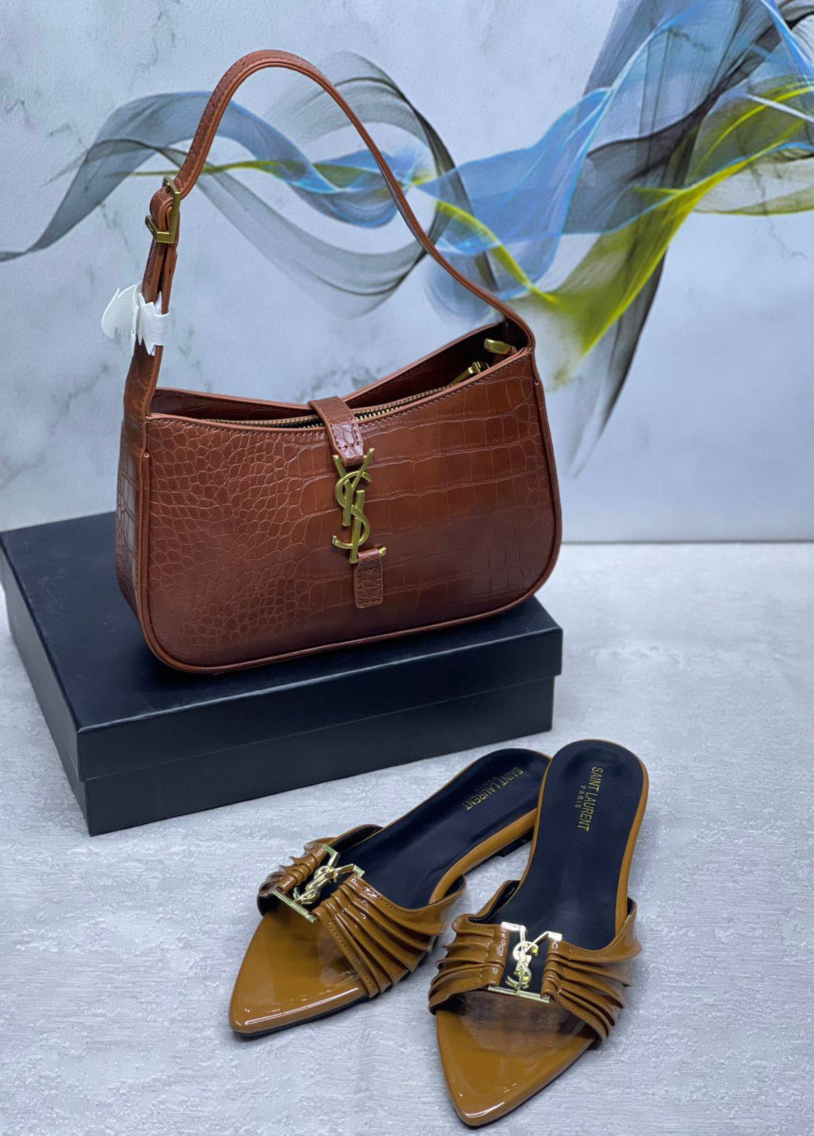 YSL 
Bag&shoes.   Set.  
170 dhs❣️

Zain175
♥️♥️♥️