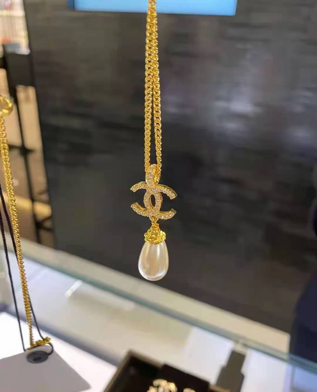 CHANEL❤️‍🔥*
Necklace🦋
Master quality 💯
With normal boxes 📦 
55 dhs✅
With master box 🗃️ 
80 dhs✅

Zain216
♥️♥️♥️