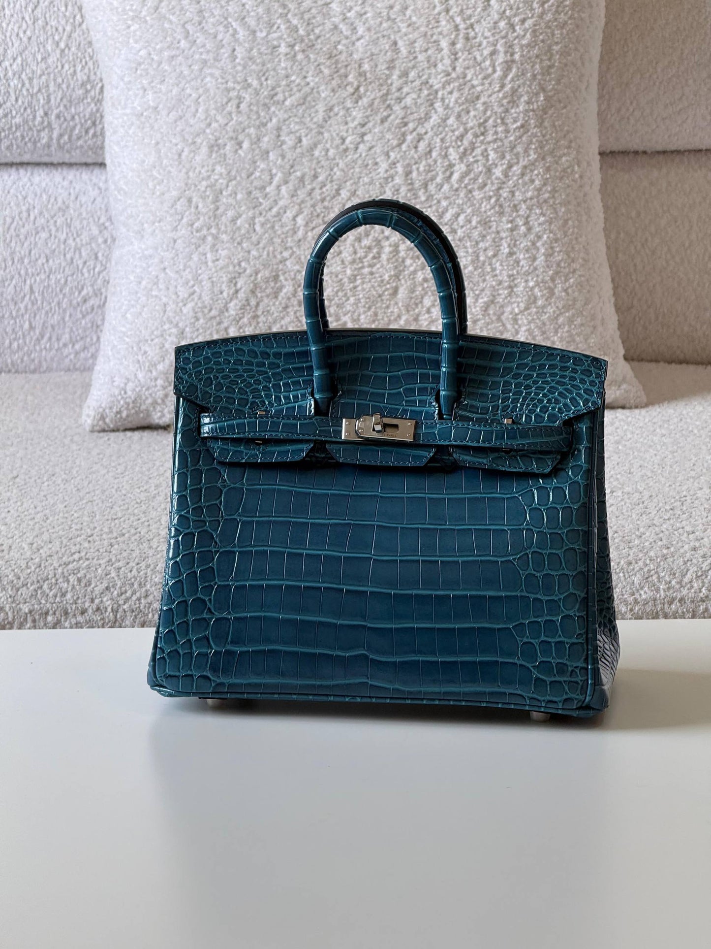 Hermes

birkin croc 25cm💥
Master quality ✅
with box📦

780 dhs❣️

Zain52
♥️♥️♥️