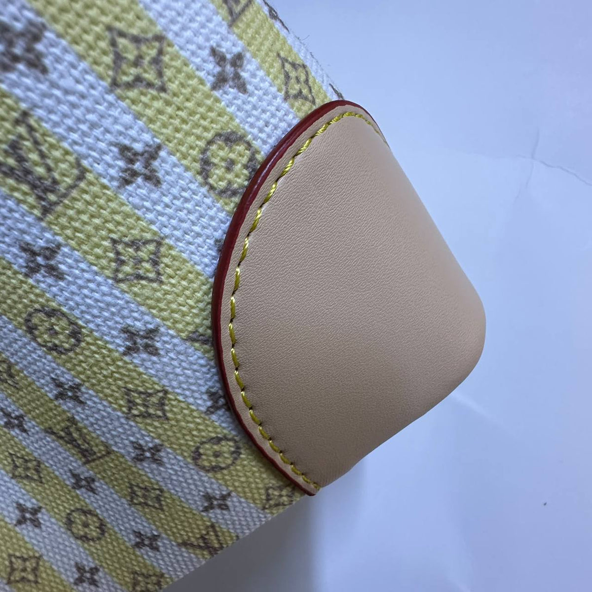 LV

NEW CAME 

HIGH QUALITY 
WITH BOX 
130 dhs🇦🇪🇦🇪

Zain39
♥️♥️♥️