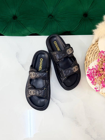 Chanel 
Vip quality 
Size:36 to 41 
450 dhs✅

Zain113
♥️♥️♥️