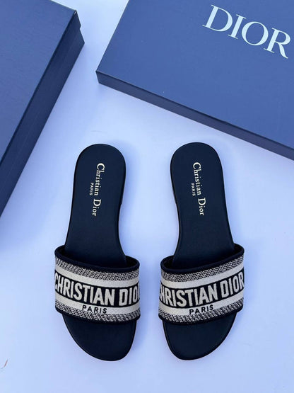 Dior 
95 dhs🪙🌨️
Size 36-42

Zain55
♥️♥️♥️
