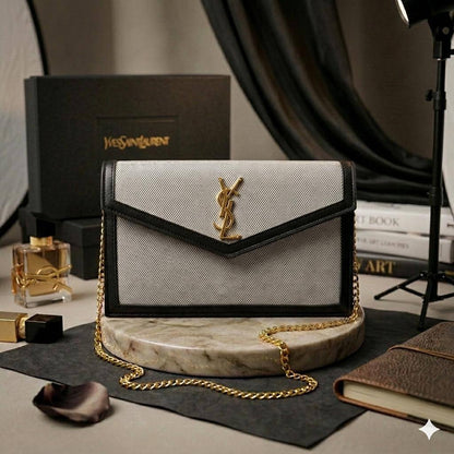 YSL  - Saint Laurent
Envelope Clutch HandBag
With BOX
size:  17 cm
With BOX

70 dhs💓

Zain239
♥️♥️♥️