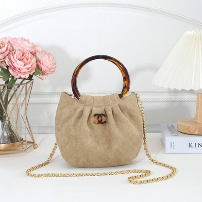 Chanel 
Best quality 

with box’s 
🎁🎁🎁

95 dhs✅
size 20cm

Zain290
♥️♥️♥️