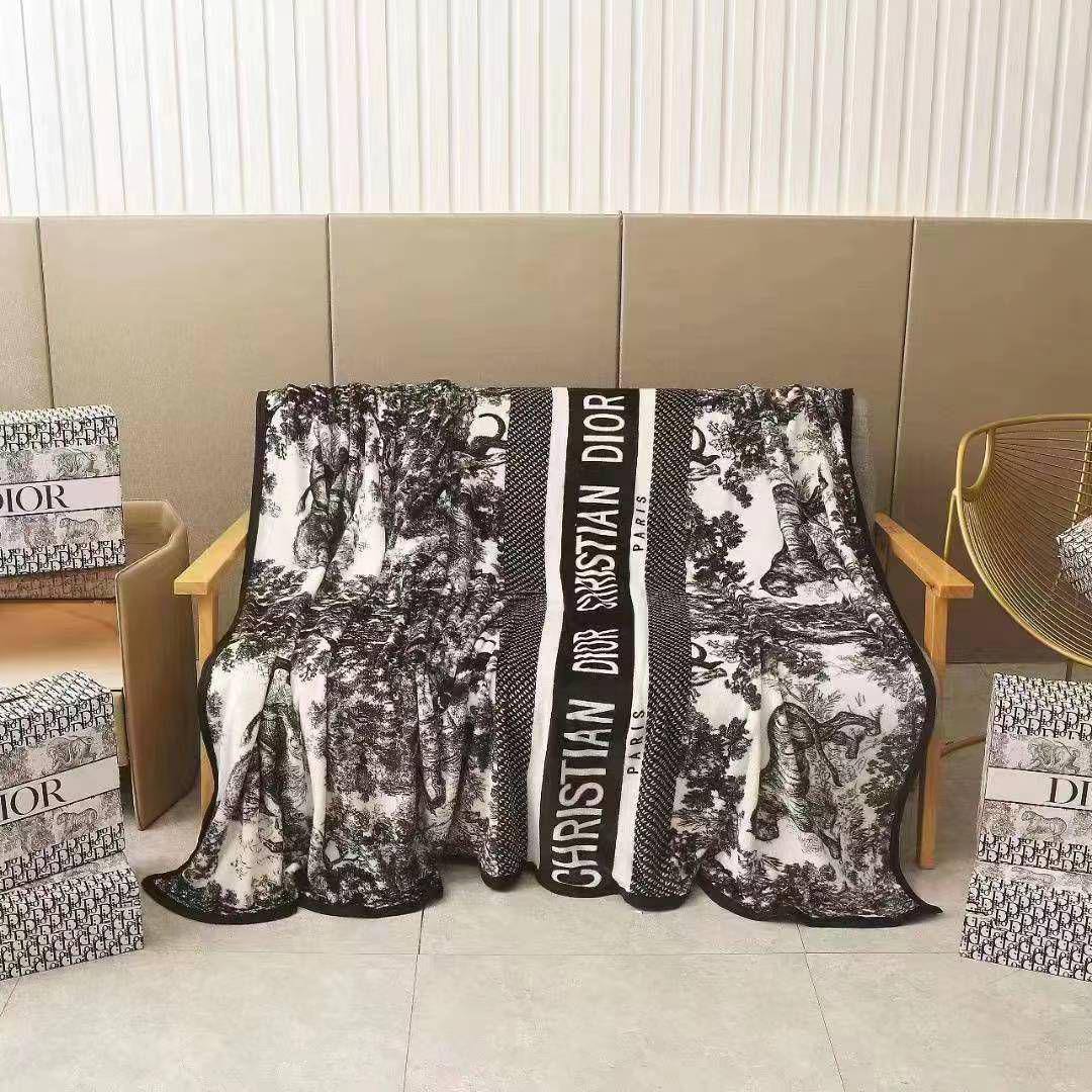 Master blanket 
Good quality 
Velvet 
Size 150*200
With boxes 🧳🧳🧳
45 dhs🪙💚

Zain99