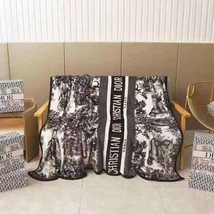 Master blanket 
Good quality 
Velvet 
Size 150*200
With boxes 🧳🧳🧳
45 dhs🪙💚

Zain99