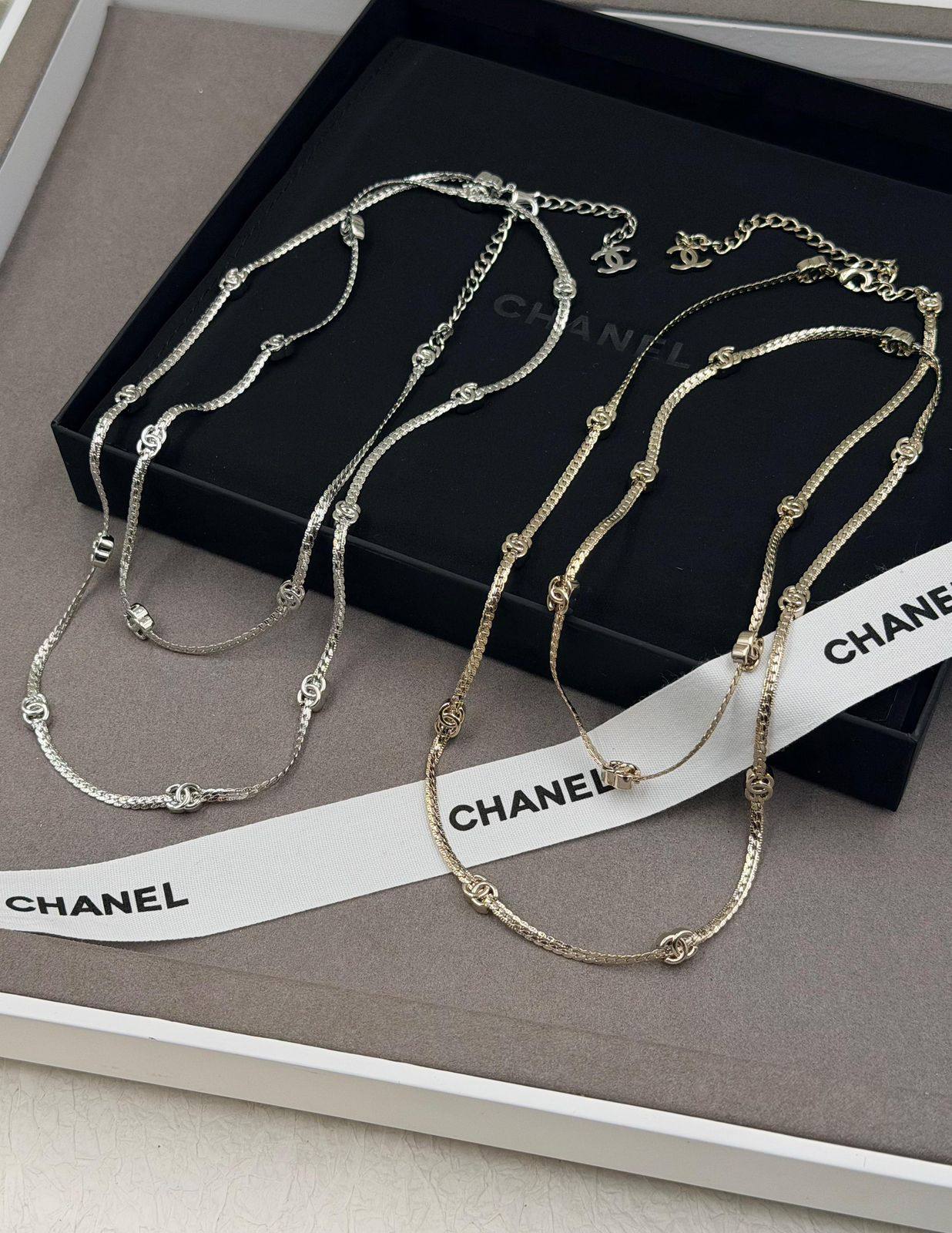 *CHANEL*  🤍
* Chain ⛓️‍💥 (Belly Chain / Necklace)
* Gold-Finish Metal (Gold Plated)
* ⁠↗️ *Super Master Quality ®️* 🫆

*125 dhs❣️* with *Normal* Box & Bag
*135 dhs❣️* with *Good* Box (Big)
*180 dhs❣️* with *Orignal* Packing 🎁

Zain106
♥️♥️♥️