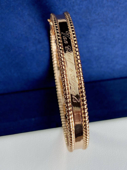 VANCLEAF BRACELET
55 DHS❣️
WITH BOX AND PAPER BAG 🎁🛍️

Zain89
♥️♥️♥️