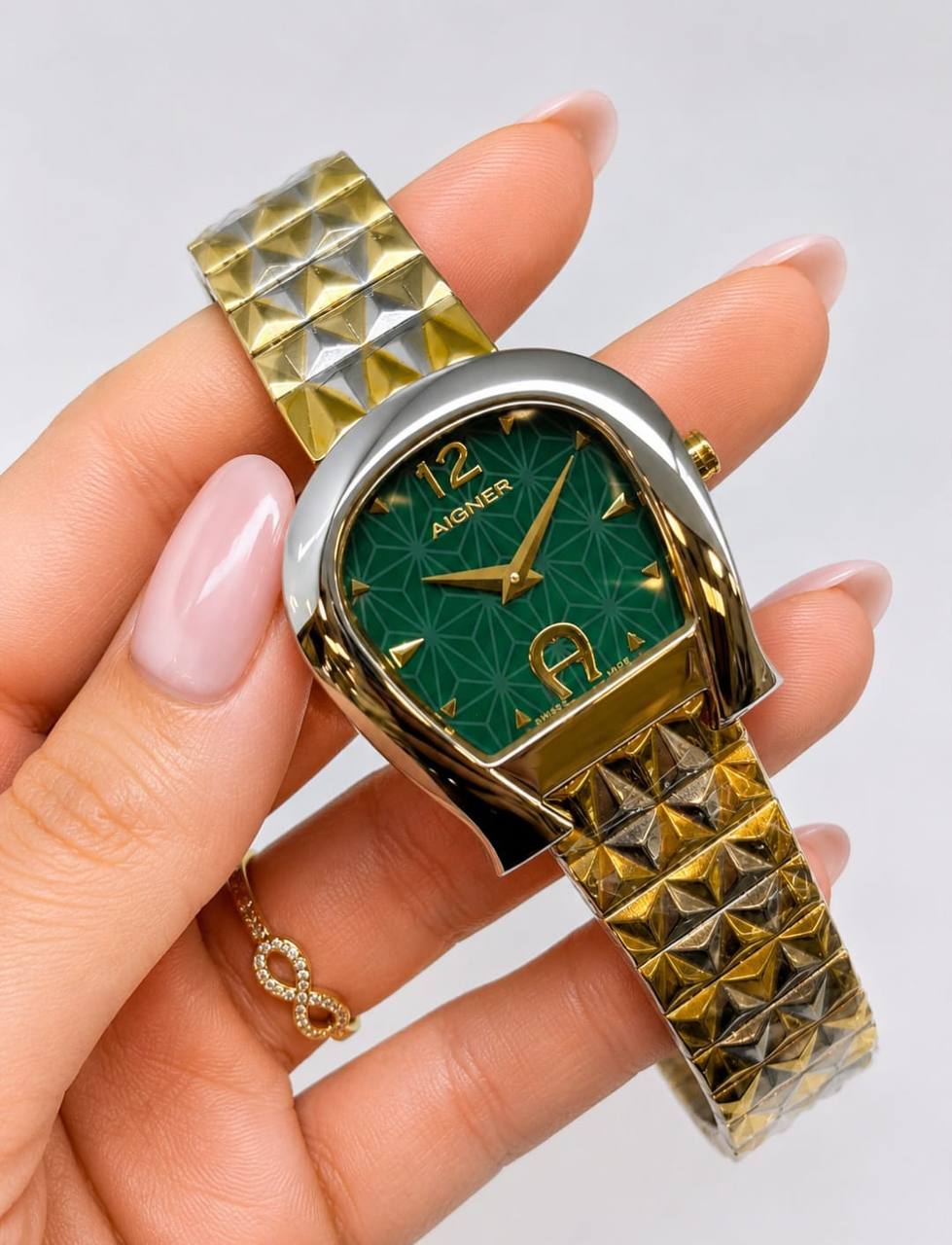 Aigner watch for ladies good quality 
270 dhs✅

Zain59
♥️♥️♥️
