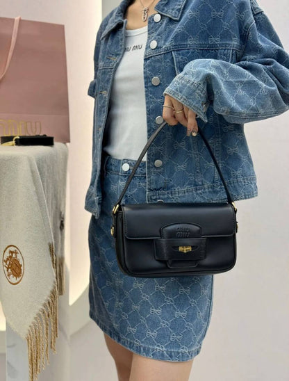 MIU MIU NEW CAME GOOD QUALITY WITH BOX 
90 dhs🇦🇪🇦🇪

Zain295
♥️♥️♥️