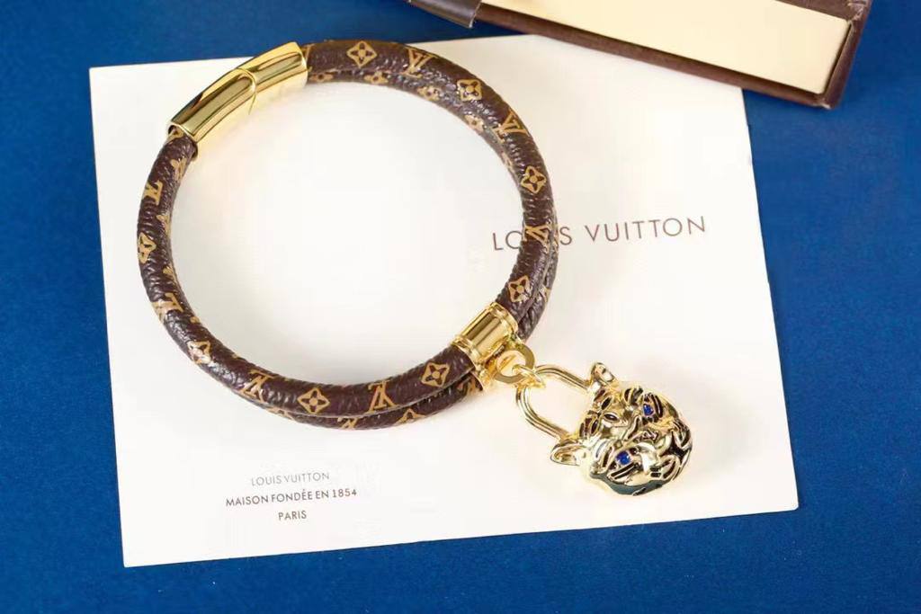 BRACELET 
LEATHER TYPE
45 dhs💓 EACH 
OFFER💥
WITH BOX AND PAPER BAG🛍️🎁

Zain80
♥️♥️♥️