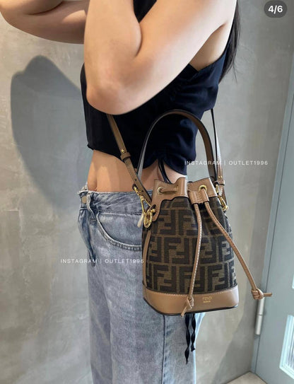 Fendi
good quality, 

comes with box, 🎁🎁🎁

size... 13*20 cm 
85 dhs💓

Zain12
♥️♥️♥️
