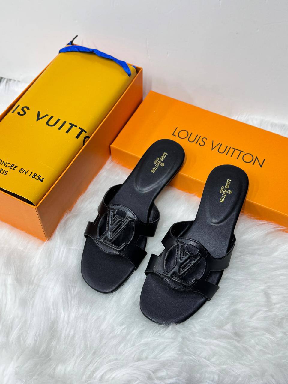 LV
Size 36-41

90 dhs🪙🌺

Zain21
♥️♥️♥️