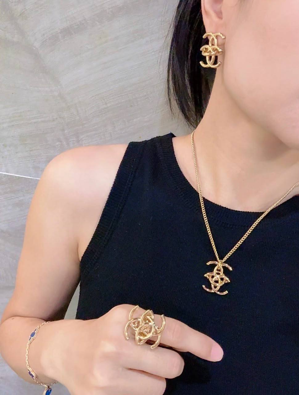 CHANEL 
Necklace 💥
Earring 🦋
Ring 💍 available size👇
6,7,8
Master quality 💯
With normal boxes 🗃️ 
150 dhs🇦🇪🇦🇪

With master box 📦 
170 dhs🇦🇪🇦🇪

Zain216
♥️♥️♥️