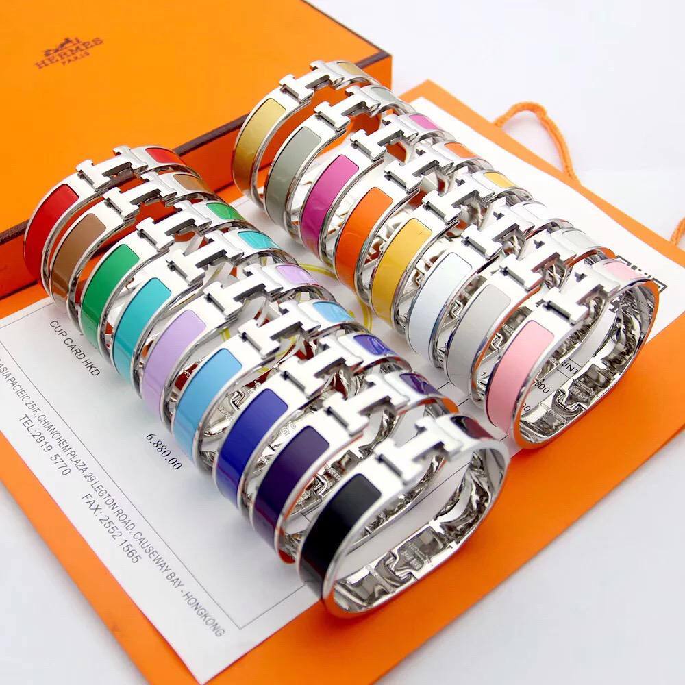 HERMES BANGLE
MASTER✨💫
60 dhs✅ EACH 
WITH BOX AND PAPER BAG🎁🛍️
COLORS AVAILABLE
ROSE GOLD 
GOLD 
SILVER

Zain89
♥️♥️♥️