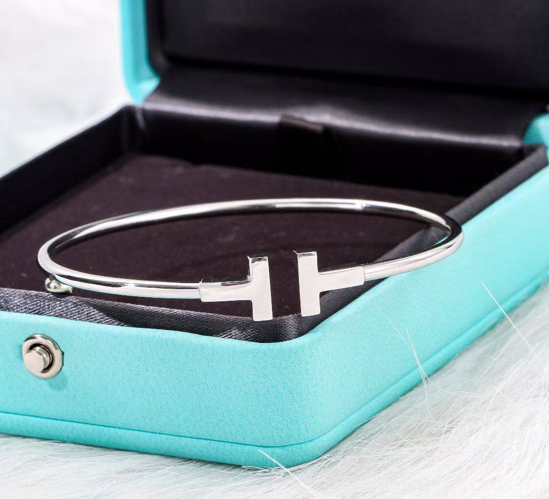 Tiffany 
Bangle ✨
*Master quality ✅*

With normal boxes 📦 
45 dhs💓
With master box 🗃️ 
75 dhs💓

Zain216
♥️♥️♥️