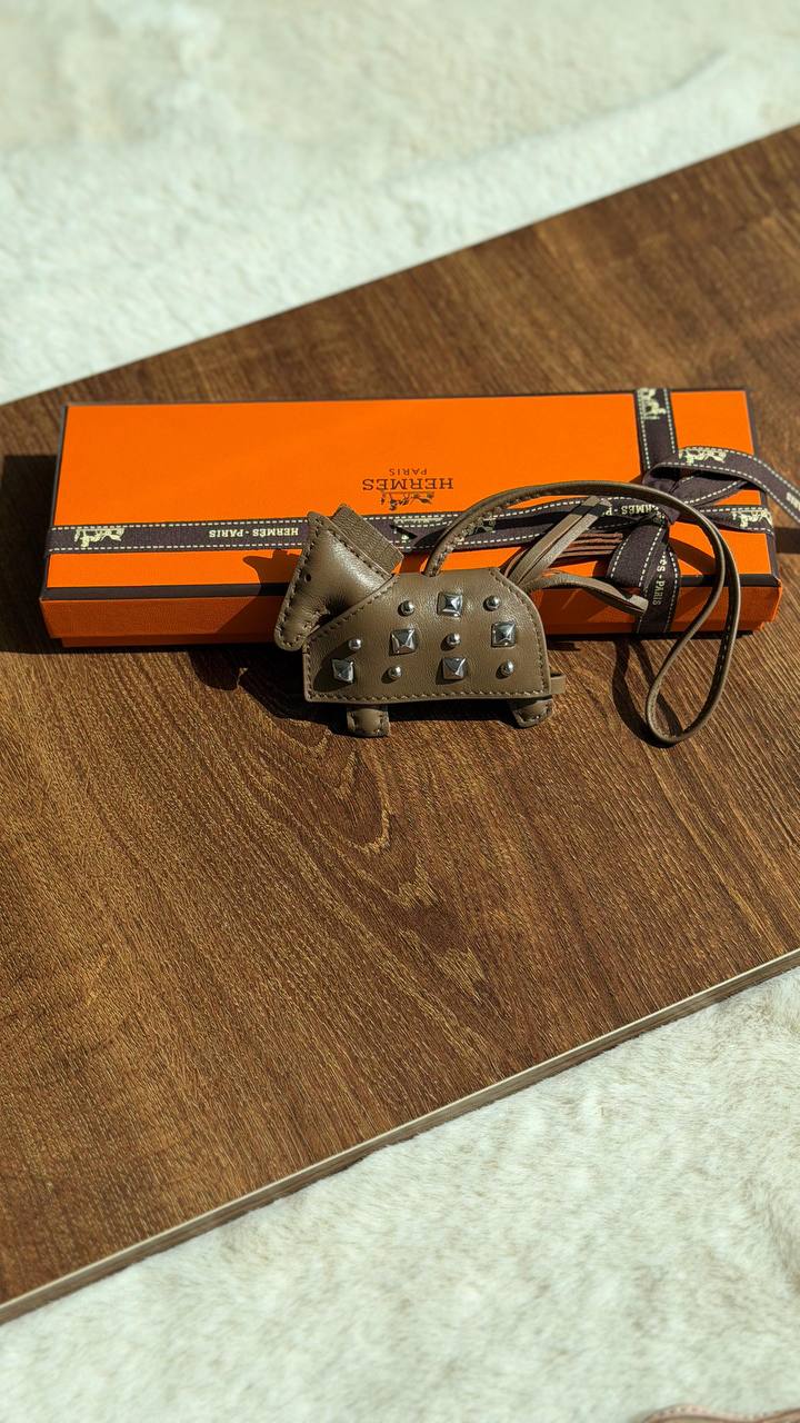 HERMES 🧡 🐎

Rodeo Robeo rock pm charm
*Orignal leather* 

*WITH ORIGINAL PACKING* 🎁 

320 dhs🌺

*HANDMADE*

Zain280
♥️♥️♥️