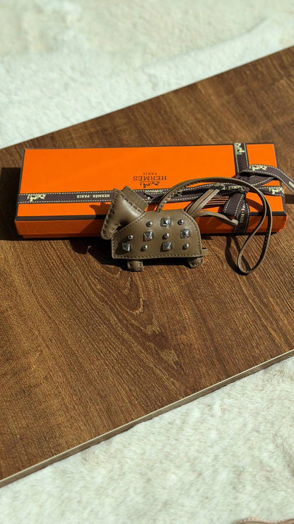 HERMES 🧡 🐎

Rodeo Robeo rock pm charm
*Orignal leather* 

*WITH ORIGINAL PACKING* 🎁 

320 dhs🌺

*HANDMADE*

Zain280
♥️♥️♥️