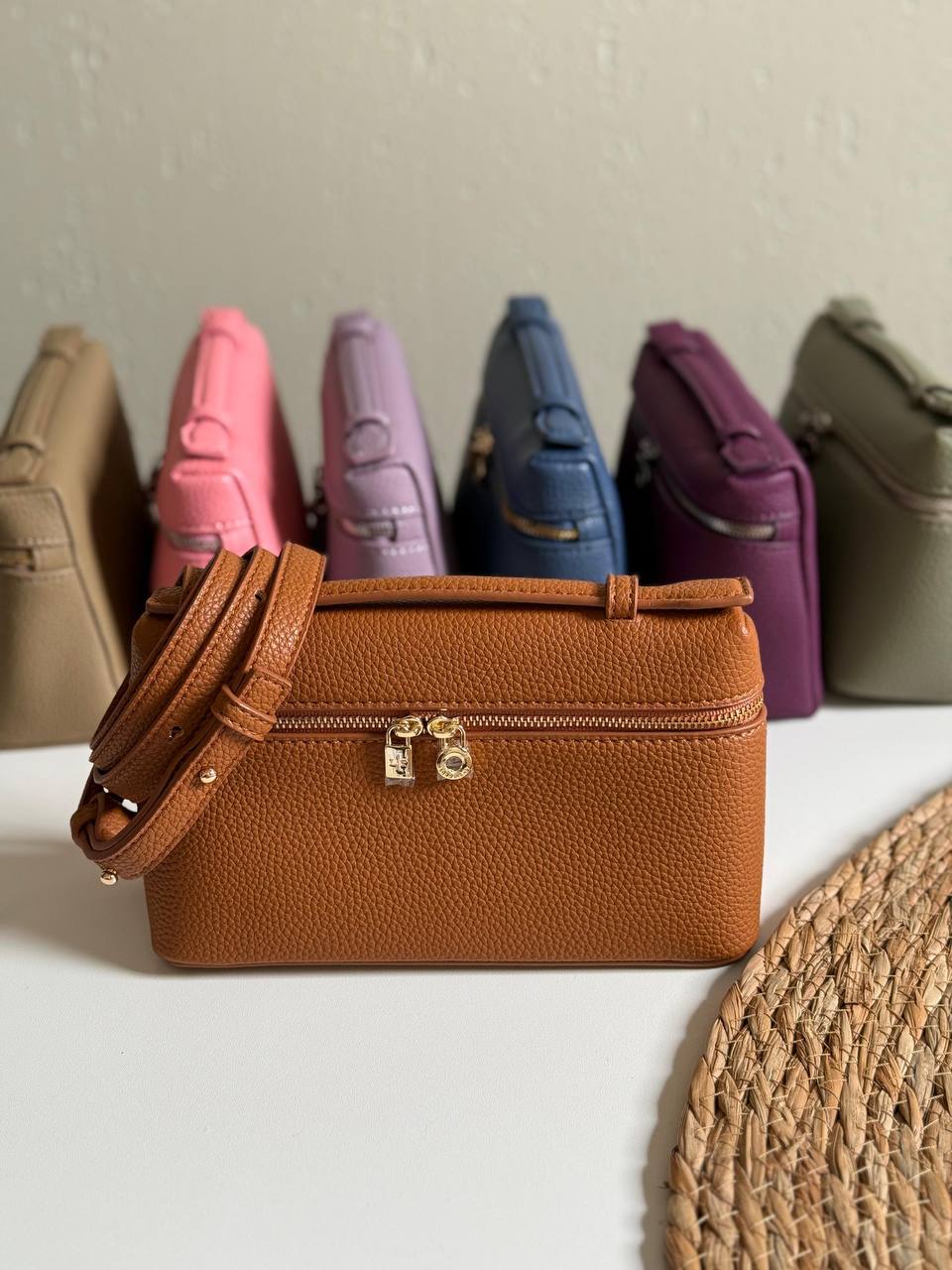 LORO PIANA
19cm
320 dhs🌺
Top quality 
With box🎁

Zain167
♥️♥️♥️