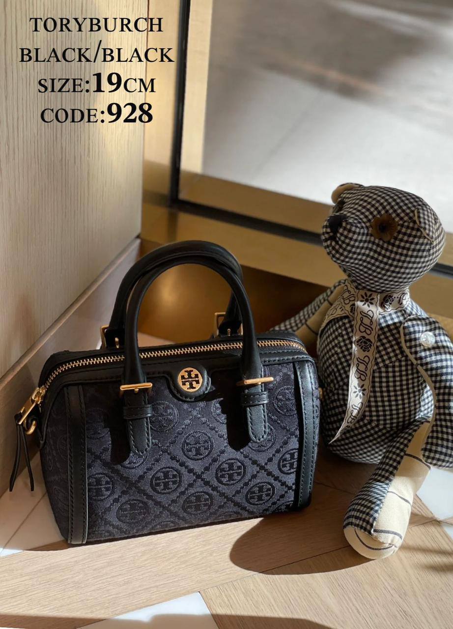 Tory Burch
ᴍɪɴɪ ʙᴀʀʀᴇʟ ʙᴀɢ 
ᴛᴏᴘ ʜᴀɴᴅʟᴇ ᴄʀᴏssʙᴏᴅʏ ʙᴀɢ

ᴡɪᴛʜʙᴏx
🎁🎁🎁

ʟᴇᴀᴛʜᴇʀ 
sɪᴢᴇ:19ᴄᴍ
90 dhs🪙🖤

Zain56
♥️♥️♥️