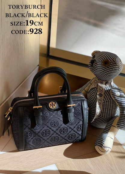 Tory Burch
ᴍɪɴɪ ʙᴀʀʀᴇʟ ʙᴀɢ 
ᴛᴏᴘ ʜᴀɴᴅʟᴇ ᴄʀᴏssʙᴏᴅʏ ʙᴀɢ

ᴡɪᴛʜʙᴏx
🎁🎁🎁

ʟᴇᴀᴛʜᴇʀ 
sɪᴢᴇ:19ᴄᴍ
90 dhs🪙🖤

Zain56
♥️♥️♥️