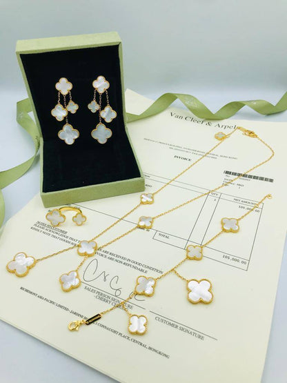 VCA Set 🌼💫
*NECKLACE 6 FLOWER*
*BRACELET 5 FLOWER*
*EARRING 4 FLOWER*  
 *Ring 2 Flower*
250 dhs✅
       _*WITH*_
         *Box* 📦

Zain89
♥️♥️♥️