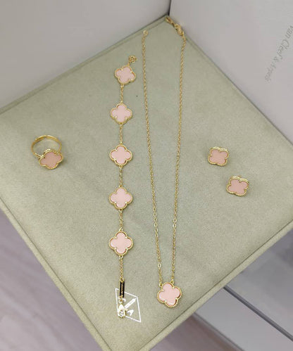 VCA SET ❤️‍🔥*
Necklace 🌸
Earring ✨
Bracelet 🍁
Ring 💍 free size ❣️
Stainless Steel 💯
Non tarnish 💯
With normal boxes 📦 
45 dhs✅
With master box 🗃️ 
75 dhs✅

Zain216
♥️♥️♥️