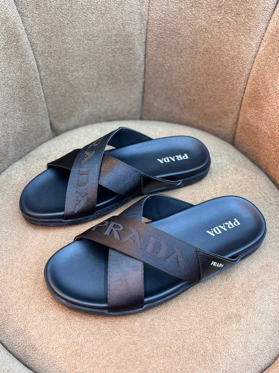 Prada
110 dhs🇦🇪🇦🇪
Size 40-45

Zain55
♥️♥️♥️
