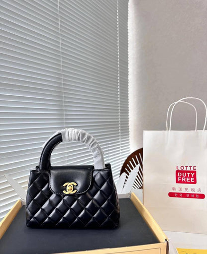 Chanel
95 dhs🪙
size：22cm

Good quality 

with box
🎁🎁🎁

Zain39
♥️♥️♥️
