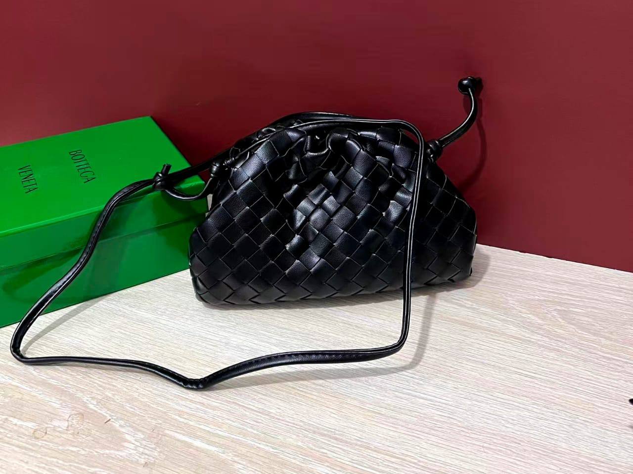 Bottega
110 dhs✅
with box
size 22cm

Zain26
♥️♥️♥️