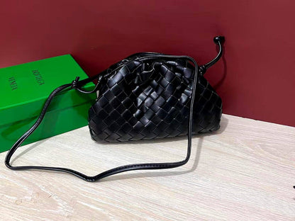 Bottega
110 dhs✅
with box
size 22cm

Zain26
♥️♥️♥️