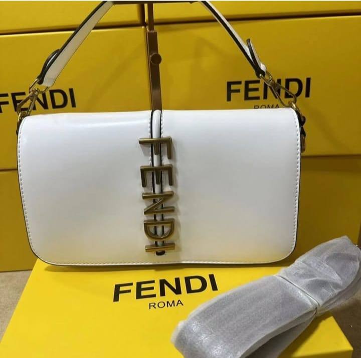 Fendi 

90 dhs✅
with box
🎁🎁🎁

Size 27×15×6 cm

Zain42
♥️♥️♥️
