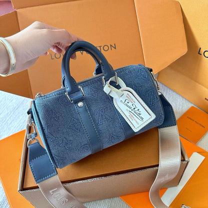 LV

COPY ONE 
NEW CAME 
WITH DOUBLE  BOX 

215 dhs🇦🇪🇦🇪🇦🇪

Zain295
♥️♥️♥️