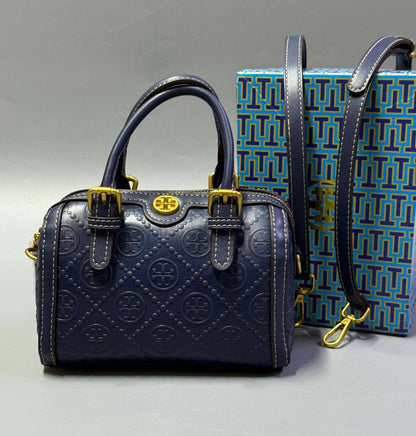 TORY BURCH 

NEW CAME 

WITH BOX  
🎁🎁🎁

90 dhs🪙💕
SIZE: 18cm

Zain39
♥️♥️♥️