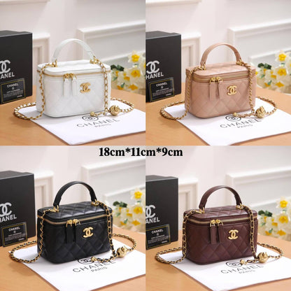 CHANEL 
NEW CAME 
GOOD QUALITY 

WITH BOX 🎁
110 dhs✅

Zain295
♥️♥️♥️