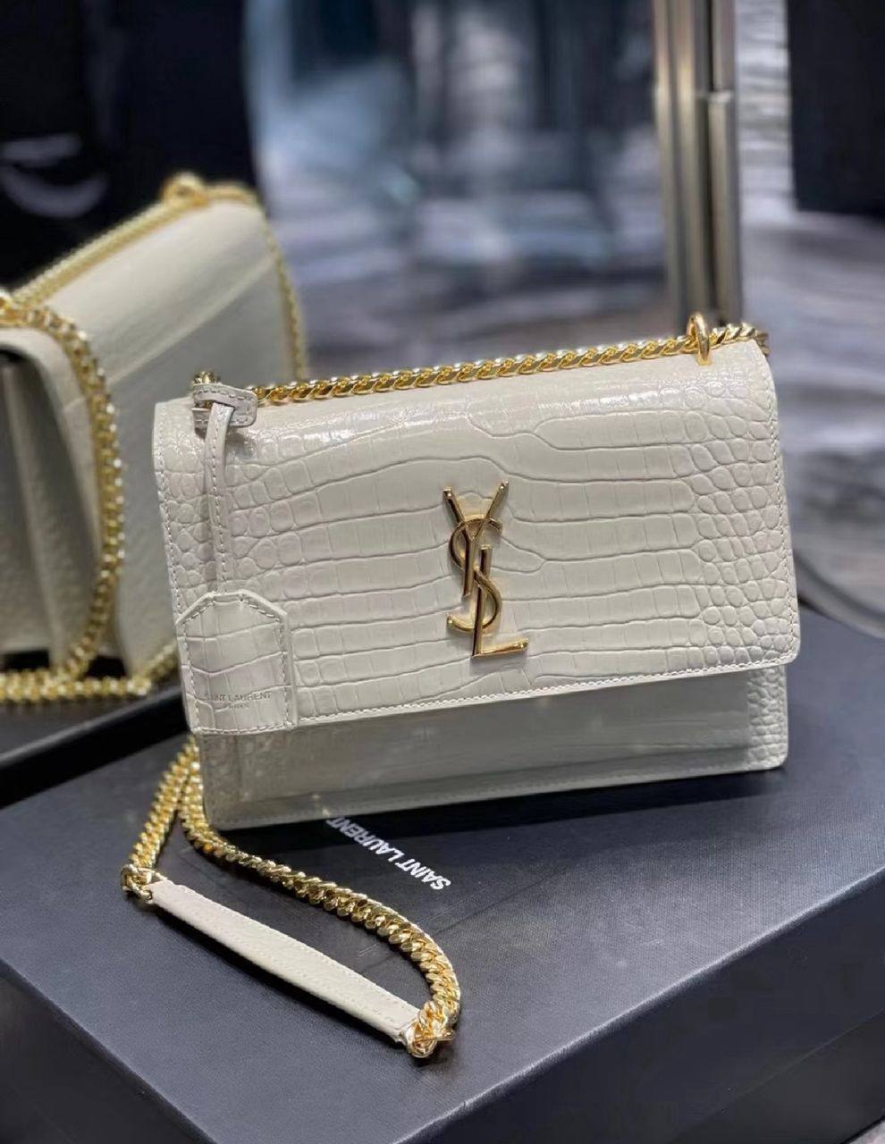 YSL
110 dhs❣️
SIZE：24cm
Good quality 

with box
🎁🎁🎁

Zain35
♥️♥️♥️