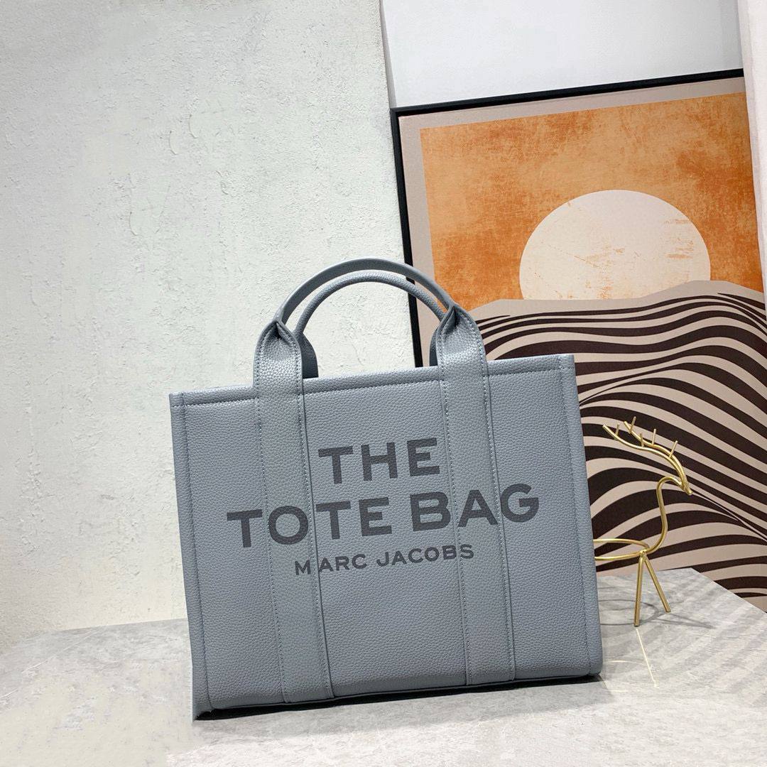 MARC JACOBS 
THE TOTE BAG NEW CAME 
GOOD QUALITY MEDIUM SIZE 
115 dhs❣️

Zain39
♥️♥️♥️