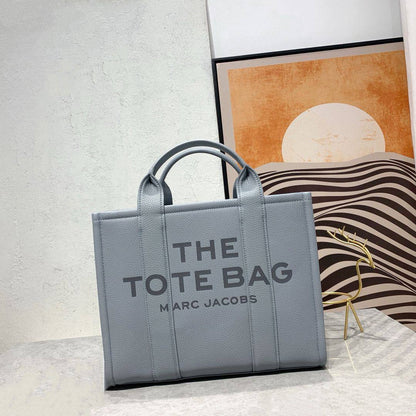 MARC JACOBS 
THE TOTE BAG NEW CAME 
GOOD QUALITY MEDIUM SIZE 
115 dhs❣️

Zain39
♥️♥️♥️