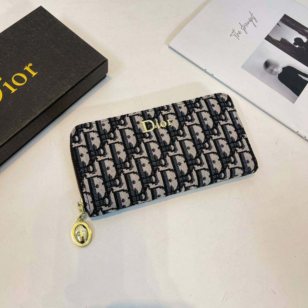 Dior 

45 dhs🪙💕

with box
🎁🎁🎁

Zain44
♥️♥️♥️